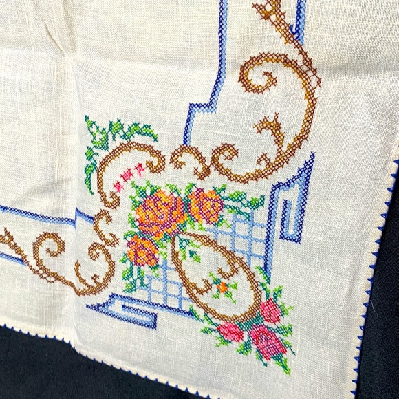 Handmade tablecloth cross stitch on linen 31.5 x 31.5 square - Picture 3 of 13